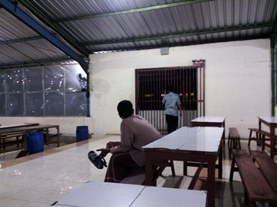 Terpenjara di dalam Jeruji Besi